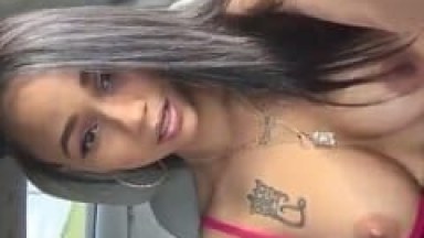 Kelly Mulata Espetacular Ficou no Carona do Carro Exibindo Seus Peitões Grandes Enquanto Sua Amiga Dirigia – Caiu na Net