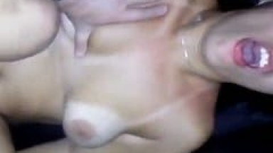 Valéria Esposa Tesuda e Insaciável Entrou na Piroca de um Cara Até Ficar Toda Gozada em Uma Casa de Swing e Seu Marido Corno Filmou – Caiu na Net