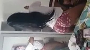 Núbia Novinha Sensacional Ficou Rebolando de Uma Forma Muito Excitante na Frente do Espelho Enquanto Amiga Filmava – Amadora