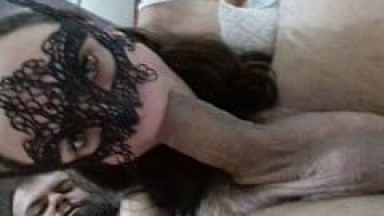 Ana Carolina Esposa Paulista Taradinha Colocou Uma Máscara Pra Chupar a Rolado Seu Marido e Entrou na Pica Até Ele Gozar na Sua Xota