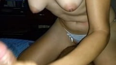 Bia Esposa Ninfeta Mais Que Deliciosa Ficou Tocando Uma Bronha Pro Parceiro Antes de Sentar Gostoso na Rola – Amadores