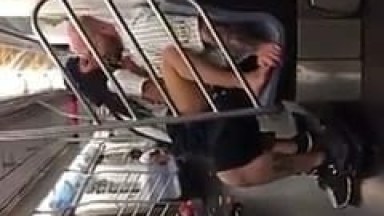Jovem Amadora Começou a Transar no Metrô Sem Pudor Nenhum e as Poucas Pessoas Presentes Filmaram Essa Putaria – Amadores