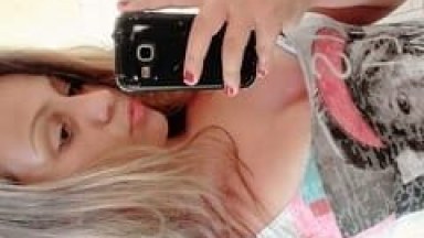 Camilla Loira Ninfeta de 19 Anos Ficou Levando Rola de Quatro do Seu Parceiro Enquanto Ele Filmava Essa Putaria Amadora