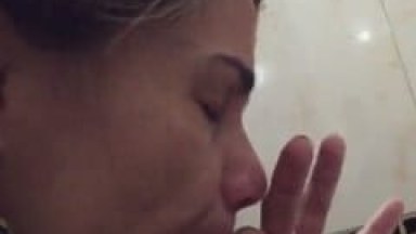 Ninfeta Gostosa Foi Pra Área de Serviço Com Seu Namorado e Seu Primo Acabou Flagrando e Gravou um Vídeo da Putaria – PA