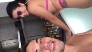 Malandro Levou Duas Amadoras Bem Cachorras Pra Sua Casa e Começou a Filmar as Vadias Enquanto Elas Mostravam as Tetas – Amadores