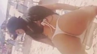Campanha Reboladas na Praia: Cíntia Cavala Tesuda Muito Safada Deu Uma Rebolada Com Talento na Frente de Geral na Praia – Caiu na Net