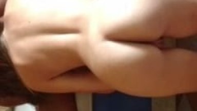 Ninfeta Deliciosa Ficou de Quatro Chupando a Rola do Seu Macho e Colocou a Câmera Pra Filmar Essa Cena Excitante – Amadores