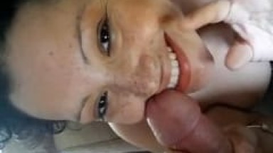 Joana Amadora Tesuda Engoliu a Rola do Seu Macho Até o Talo e Ainda Sorriu Pra Câmera Durante a Garganta Profunda – Amadores
