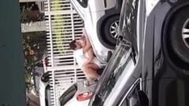 No Dia do Ano Novo Casal Começou a Trepar na Rua em Cima de um Capô já de Manhã Mas um Morador Acabou Flagrando – Caiu na Net
