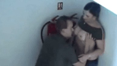 Sexo amador no corredor do prédio com um cara comendo sua vizinha