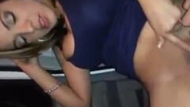 Paula Amadora Bem Gostosa Ficou Super Excitada Dentro do Carro do Seu Parceiro Enquanto Ele a Masturbava Deliciosamente – Amadores