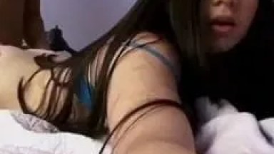 Novinha Morena Gravou um Vídeo Selfie Amador Muito Top Levando Rola de Bruços e Acabou Parando na Web – Amadores