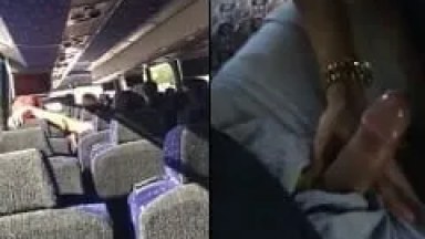 Dentro de um Ônibus de Viagem o Malandro Colocou Sua Putinha Pra Fazer um Boquete e Gravou um Vídeo Amador Bem Audacioso – Caiu na Net
