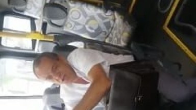 Coroa Tocou Uma Punheta no Ônibus, Foi Flagrado Pelos Passageiros e Acabou Sendo Cobrado e Filmado Por Várias Pessoas – Caiu na Net