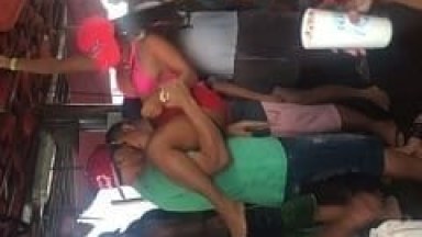Escuna Regada de Putaria Que Saiu de Ilha Grande – RJ Contou Com Gostosas Perdendo a Linha Esfregando a Xota na Cara da Rapaziada Enquanto Outras Pessoas Filmavam