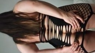 Mariana Peituda Siliconada Muito Gostosa Ficou de Ladinho Usando Uma Lingerie Sexy Enquanto Seu Marido Estuprava Seu Cuzinho Com Consolo
