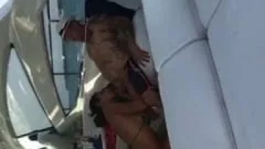 Empresário Encheu Seu Iate de Amigos e Putas, e a Galera Filmou o Milionário Ganhando um Boquete de Uma Piranha na Frente de Geral em Alto Mar – Caiu na Net