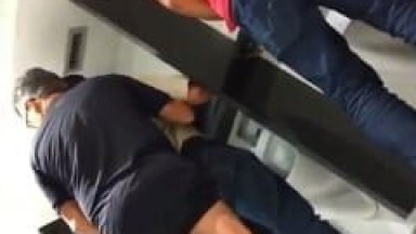 No Banheiro Público do Bourbon Shopping em São Paulo um Coroa Foi Flagrado Sarrando e Masturbando um Jovem Rapaz Que Estava Mijando no Mictório