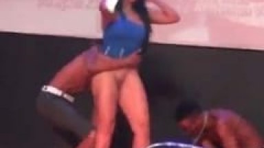 Durante um Show do Mc Magrinho em um Baile Funk de SP a Amadora Ficou Peladinha Após Subir no Palco Pra Rebolar Com Dançarinos – Amadores