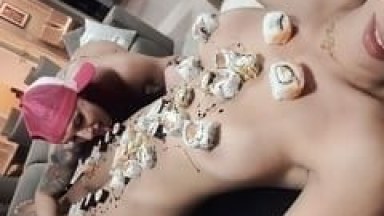 Lua Morena Gostosa Colocou Comida Japonesa Pelo Seu Corpo nu Pra Fazer Uma Brincadeira Com Suas Amigas CamGirls Que Filmaram Tudo – Caiu na Net