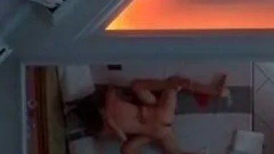 Casal Sem Vergonha Foi Pro Motel Dar Uma Bela Trepada e Colocou o Celular Virado Pro Espelho do Teto Pra Filmar a Putaria – Amadores