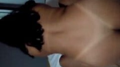 Casada Bronzeada Deliciosa Sentou Com Talentinho na Pica do Parceiro e Deixou Ele Louco de Tesão Enquanto Gravava um Pornô Caseiro