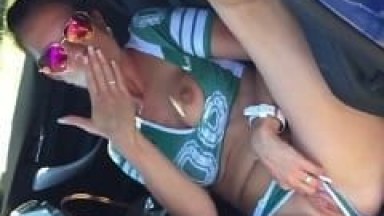 Universitária Safada Ficou Toda Alegre Depois de um Jogo e Foi Pro Carro do Colega de Turma Exibir Sua Xereca e Seus Peitões – Amadora