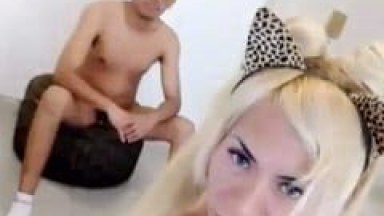 Travesti Safadona e Muito Cachorra Peruana Ficou de Quatro Levando Rola no cu do Seu Ficante Fixo Enquanto Gravava um Vídeo