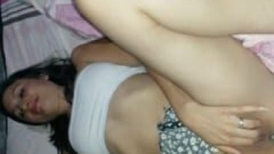 Manoela Ninfeta Gostosa de Porto Alegre – RS Deitou, Levantou a Saia e Começou a se Masturbar Enquanto Namorado Filmava – Caiu na Net