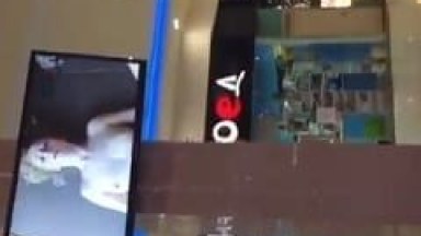 No Meio de um Shopping na Rússia Aconteceu um Fato Inusitado e Começou a Aparecer Cenas Eróticas em Todas as TV Com o Público Todo no Local – Amadores