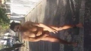 Travesti Drogado Fica Enlouquecido de Raiva, Tira a Roupa e Começa a Fazer Barraco em Frente a um Prédio Comercial Deixando a Galera Assustada