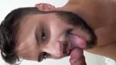 Depois de um Belo Sexo Anal o Gay Tarado Gabriel Levou um Jato de Porra na Boca e Acabou Engolindo Tudinho Enquanto Limpava a Rola Com a Língua