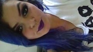 Brenda Ninfeta Tatuada de Cabelo Azul de Guaíba – RS Gravou um Vídeo Caseiro se Exibindo Peladinha e Sensualizando de Forma Excitante