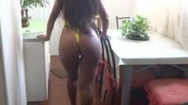 Caren Esposa de Guarulhos – SP Colocou um Maiô Sexy Pra Exibir Seu Corpo Perfeito Enquanto Desfilava em Casa e Seu Marido Filmava – Amadora