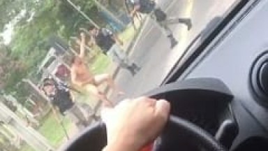 Carnaval 2018: Homem Ficou Virado Depois de Curtir um Bloco, Perdeu a Linha e Ficou Peladão no Meio da Rua Até Ser Abordado Pela Policia – Caiu na Net