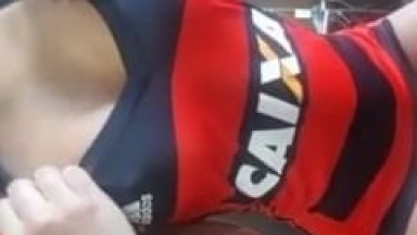 Flamenguista Muito Cavala Ficou se Exibindo Com a Camisa do Time e Fez um Strip Sensacional Pra Mostrar Seus Peitões Siliconados – Amadora