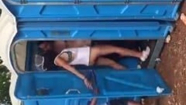 Carnaval 2018: Piranha Amadora Fantasiada de Noiva Foi Pro Banheiro Químico Com um Cara Mas Acabou Sendo Flagrada Fazendo Putaria – Amadores