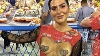 Cléo Pires Atriz Musa de um Camarote na Marquês de Sapucaí Vai Com Seios Amostra Apenas Com Adesivo Assistir o Desfile Provocando Com Seu Corpo Sensual