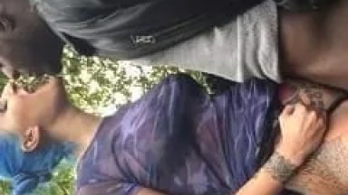Tatuada do Cabelo Azul Fez Uma Putaria no Parque Vazio, Transando Com Seu Ficante Negão e Gravando um Pornô ao Ar Livre – Caiu na Net