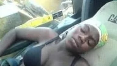 Puta Angolana Transou Com Dois Clientes no Carro Sem Camisinha e um Deles Gravou Uma Parte Dessa Foda Sem Limites – Caiu na Net