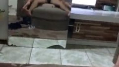 Larissa Esposa da Rabeta Grande Quicou Forte na Piroca do Parceiro no Sofá de Casa e Gravou Através do Espelho – Amadores
