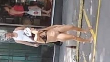 Carnaval 2018: Mulher Ficou Loucona no Bloco da Graxa em Glória – RJ, Tirou a Roupa e Ficou se Exibindo em Público Enquanto o Malandro Filmava Tudo – Amadora