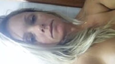 Kátiane Loira Dos Peitos Enormes de Cabo Frio – RJ Gravou um Vídeo Mostrando Seu Corpo nu e Masturbando Sua Buceta – Amadora