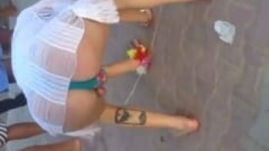 Carnaval 2018: Malandro Gravou um Vídeo Amador Sacaneando um Travesti Que Esqueceu de Guardar as Bolas Pra Dentro e Ficou Rebolando em Público