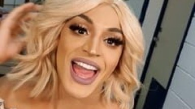Pabllo Vittar a Cantora Drag Queen de Sucesso Resolveu Sensualizar em Show e Ficou Rebolando Mostrando a Bunda Mas o Volume do Saco se Sobressaiu