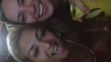 Duas Putinhas Safadas de Quixadá – CE Ficaram se Exibindo em Vídeo Amador Bebendo Cerveja, Rebolando e Apertando os Seios Pra Animar a Galera do Grupo do Zap – Caiu na Net