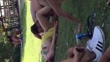 Carnaval 2018: Durante Bloco de Carnaval na Gávea – RJ o Cara Arrastou a Safada Pro Gramado e Começou a Chupar a Xereca Dela na Frente de Geral