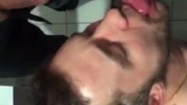 Raphael Jovem Rapaz Gay Fez a Alegria de Três Homens Casados Chupando o Cacete Deles Até Ganhar Leite na Boca