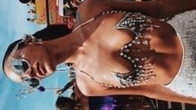 Bruna Marquezine Foi Curtir o Bloco da Favorita no Carnaval 2018 em Copacabana – RJ e Ousou na Sua Fantasia Com os Peitos Quase a Mostra e um Short Super Curto