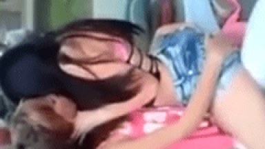 Novinhas Estudantes Gostosas Se Pegando e Fumando um Baseado